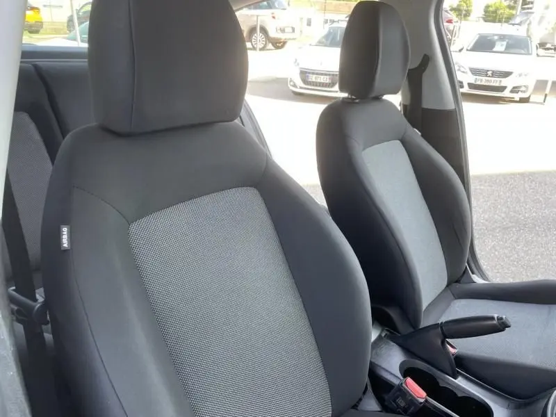 Intérieur de la FIAT TIPO 2019 montrant les sièges avant en tissu noir et gris, avec ceinture de sécurité visible côté gauche.