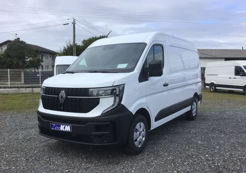 Renault Master blanc en vue 3/4 avant droit, avec calandre noire et pare-chocs avant noir mat.