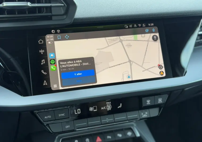 Écran tactile central avec navigation Apple Car Play dans l'habitacle d'une Audi A3 Sportback blanche Arkona 2024.