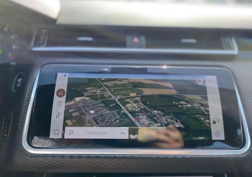 Écran tactile du système GPS cartographique du Range Rover Velar 2022, vue rapprochée de la console centrale.