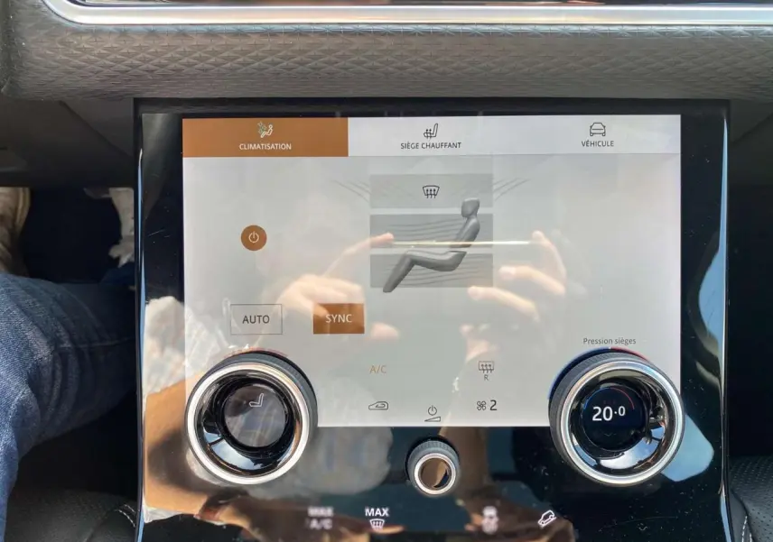 Écran tactile central du Range Rover Velar 2022 affichant les réglages de climatisation et siège chauffant.