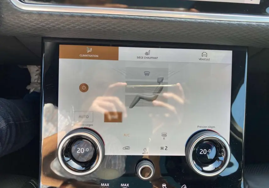 Écran tactile central du Range Rover Velar 2022 affichant les réglages de climatisation et siège chauffant.