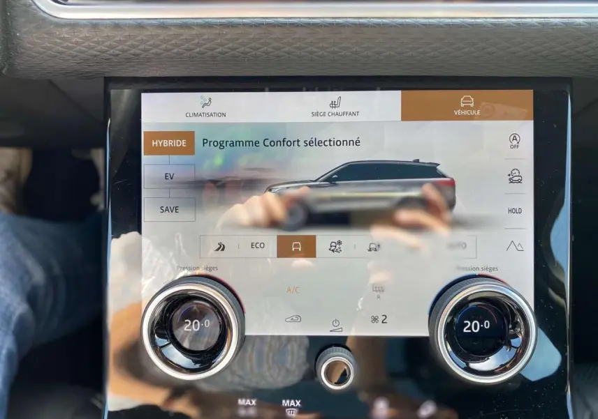 Écran tactile central du Range Rover Velar 2022 affichant le mode confort hybride, avec commandes de climatisation à 20°C.