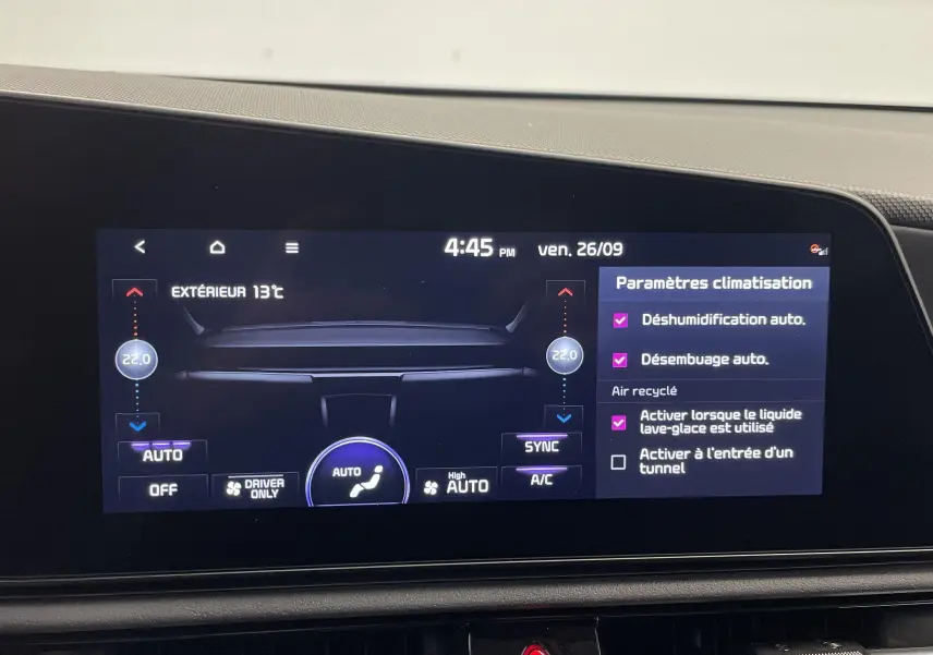 Écran tactile intérieur du Kia Niro 2025 montrant les réglages de climatisation à 22°C avec options automatiques activées.