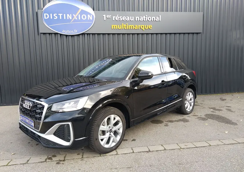 Audi Q2 noir mito metal vue 3/4 avant droit, avec calandre S-Line et jantes alliage 17 pouces.