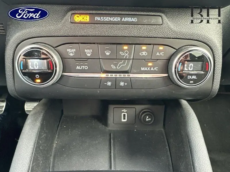 Gros plan sur la console centrale de la Ford Focus 2019, affichant la climatisation bi-zone et commandes tactiles.