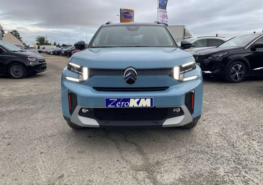 Vue frontale d'un Citroën C3 Aircross 2025 bleu Monte Carlo avec toit noir et phares LED allumés.
