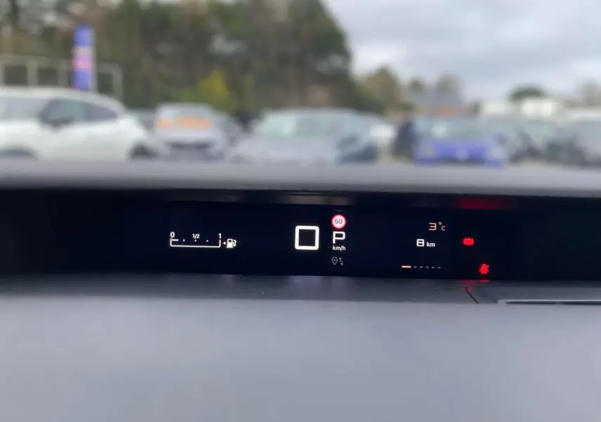 Affichage numérique du tableau de bord du Citroën C3 Aircross hybride, indiquant la vitesse, température et autonomie.