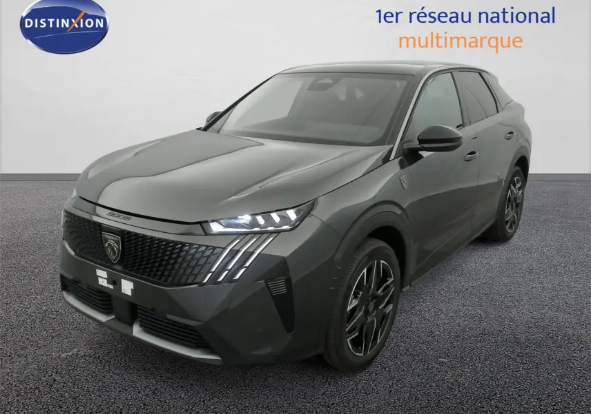 Peugeot 3008 Hybrid gris titane avec toit noir, vue 3/4 avant mettant en valeur la calandre et les phares LED distinctifs.