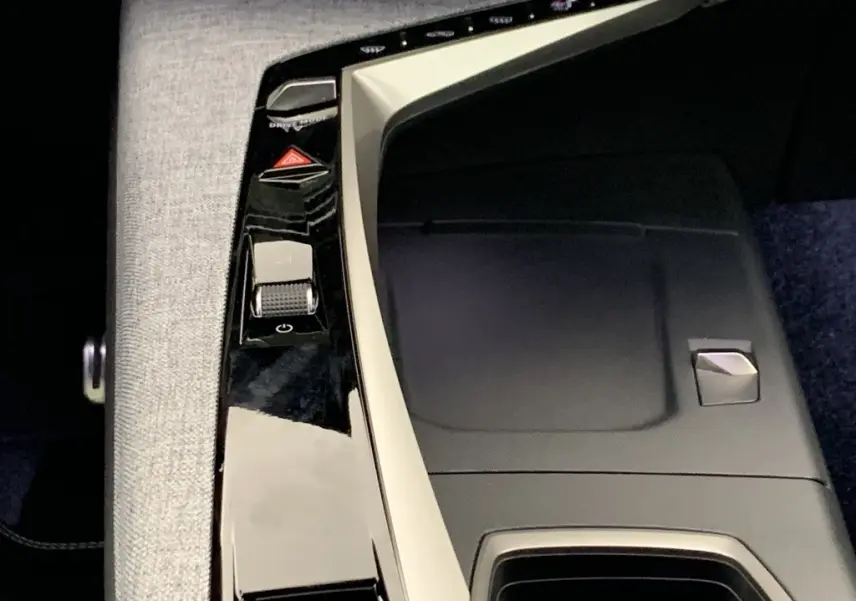 Détail de la console centrale noire et grise avec commandes tactiles du Peugeot 3008 Hybrid 2025.
