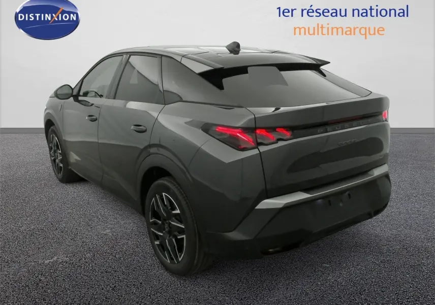 Peugeot 3008 Hybrid gris titane avec toit noir, vue 3/4 arrière droit, feux arrière LED en forme de griffes.