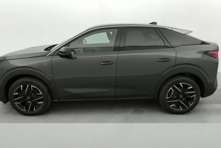 Profil droit du Peugeot 3008 Hybrid gris titane avec toit noir et jantes alliage 19 pouces diamantées.