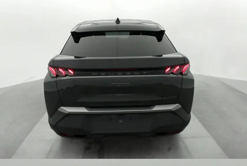 Vue arrière d'un Peugeot 3008 Hybrid gris Titane avec toit noir, feux arrière à LED en forme de griffes et bandeau noir laqué.