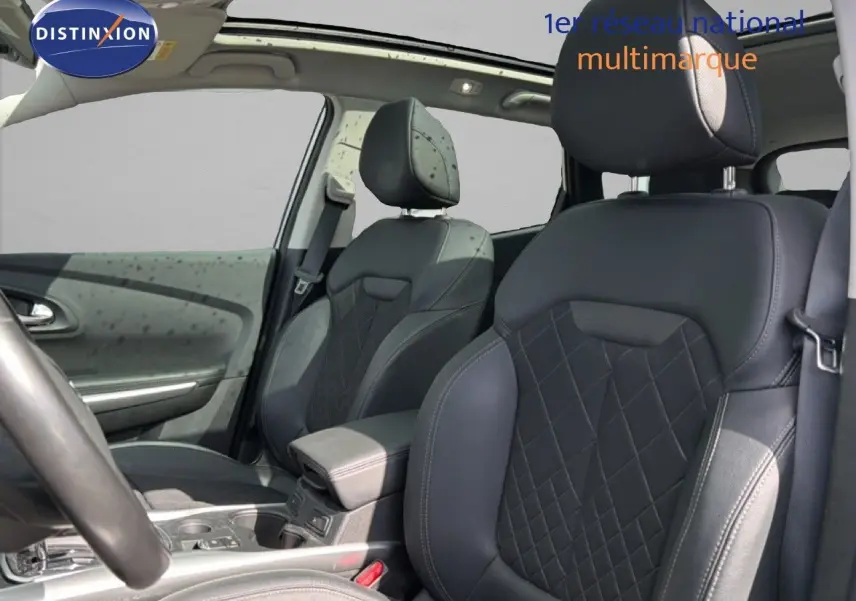 Vue intérieure sur les sièges avant en cuir noir avec surpiqûres losanges du Renault Kadjar 2019, toit ouvrant visible.