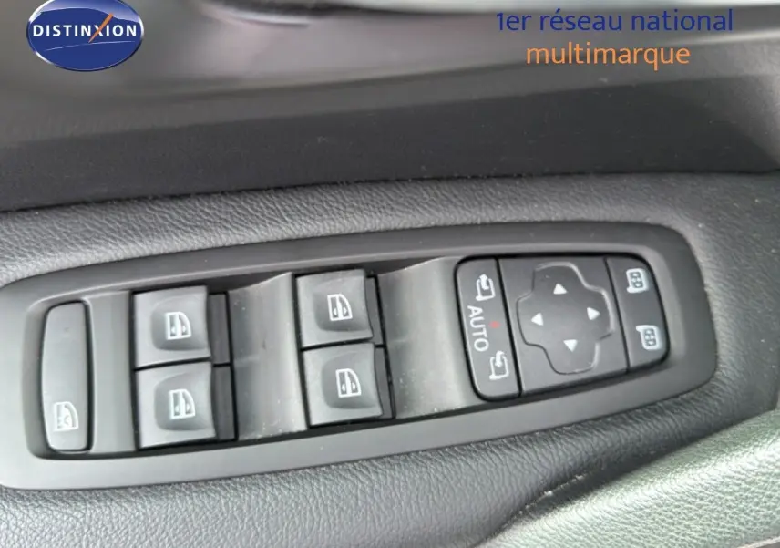 Gros plan sur les commandes des vitres électriques et rétroviseurs du côté gauche d’un Renault Kadjar gris Highland.