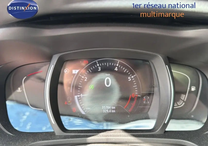 Vue rapprochée du tableau de bord numérique du Renault Kadjar gris Highland, affichant le compteur à zéro km/h.