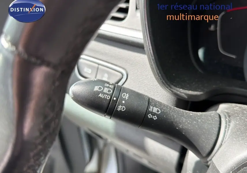 Gros plan sur la commande des phares et clignotants du Renault Kadjar 2019, intérieur en cuir noir.