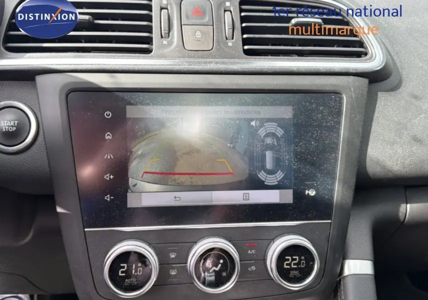 Vue rapprochée de l’écran central du tableau de bord du Renault Kadjar gris Highland, affichant la caméra de recul et la climatisation digitale.