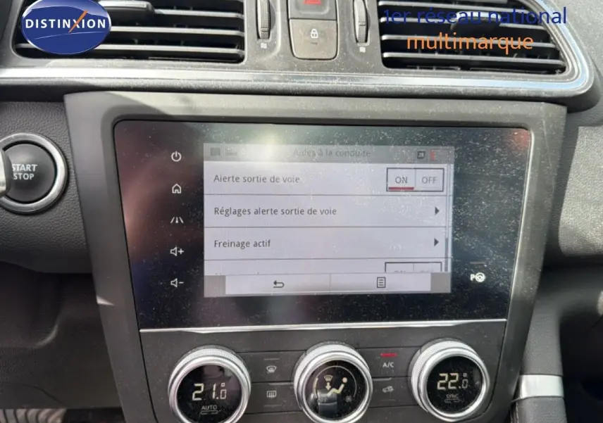 Vue rapprochée de la console centrale du Renault Kadjar 2019, écran tactile et commandes de climatisation visibles.