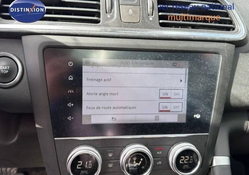 Vue rapprochée de l’écran tactile et des commandes de climatisation du Renault Kadjar gris Highland, version 2019.