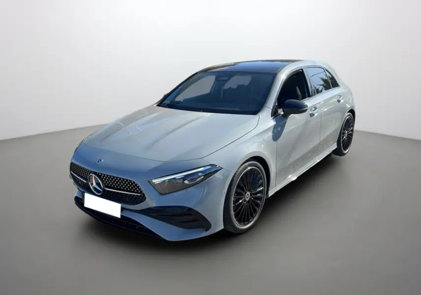 Vue 3/4 avant droite d'une Mercedes Classe A 200D BVA Exclusive Design gris alpin avec jantes noires et toit panoramique.