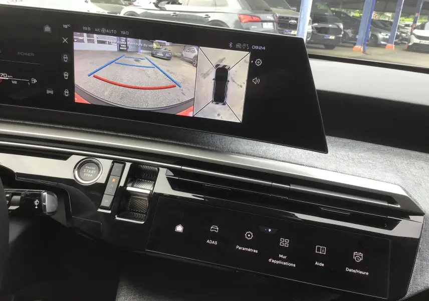 Vue intérieure du tableau de bord du Peugeot 3008 gris Artense 2026, écran affichant la caméra de recul et vue à 360°.