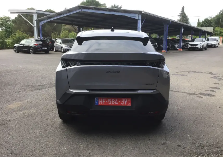 Vue arrière d'un Peugeot 3008 gris Artense 2026, avec feux noirs et logo Peugeot en relief sur le hayon.