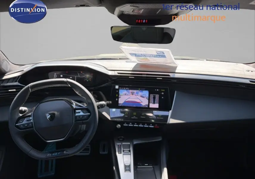 Vue intérieure avant du Peugeot 308 Hybrid 145ch GT 2026, tableau de bord noir avec écran tactile et volant compact multifonction.