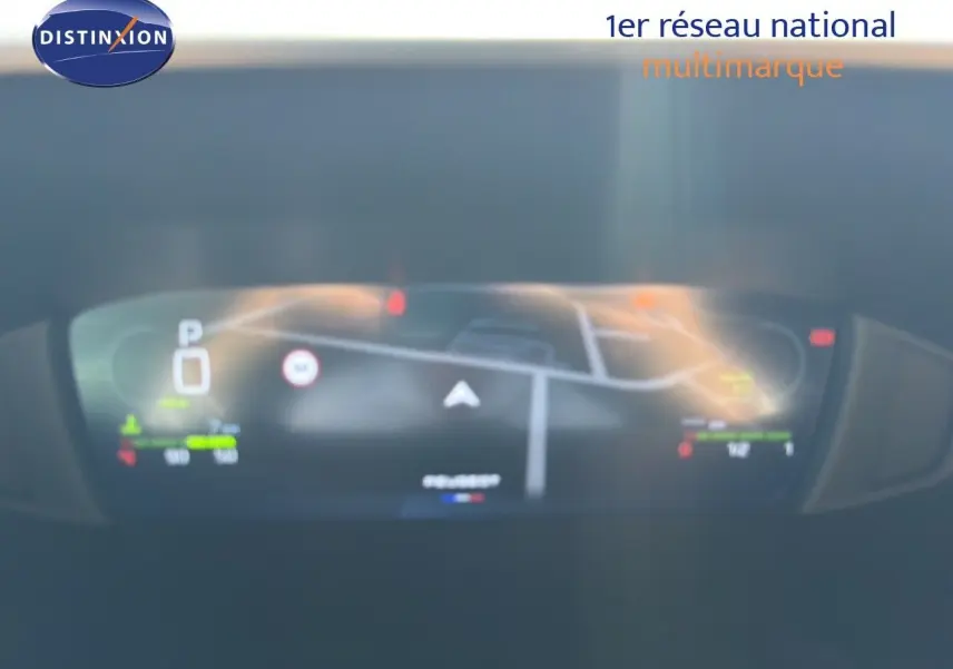 Tableau de bord numérique de Peugeot 308 Hybrid 145ch GT, affichage de navigation et informations de conduite.