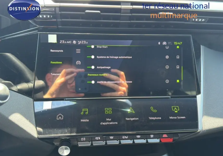 Vue rapprochée de l’écran tactile central du tableau de bord de la Peugeot 308 Hybrid 145ch GT noir perle métal, affichant les options d’aide à la conduite.