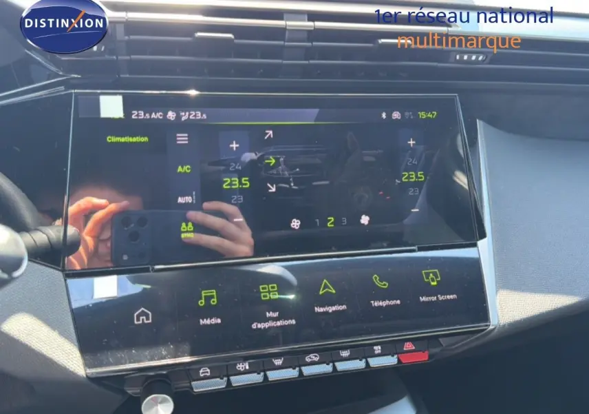 Vue rapprochée de l’écran tactile central du tableau de bord de la Peugeot 308 Hybrid 145ch GT noir perle métal, affichant la climatisation.