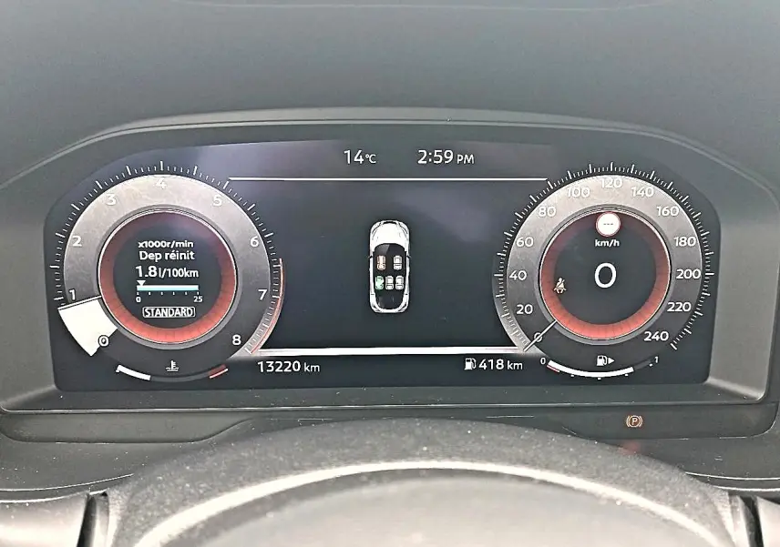 Tableau de bord numérique du Nissan Juke 2025 affichant compte-tours, vitesse, autonomie et état des portes.
