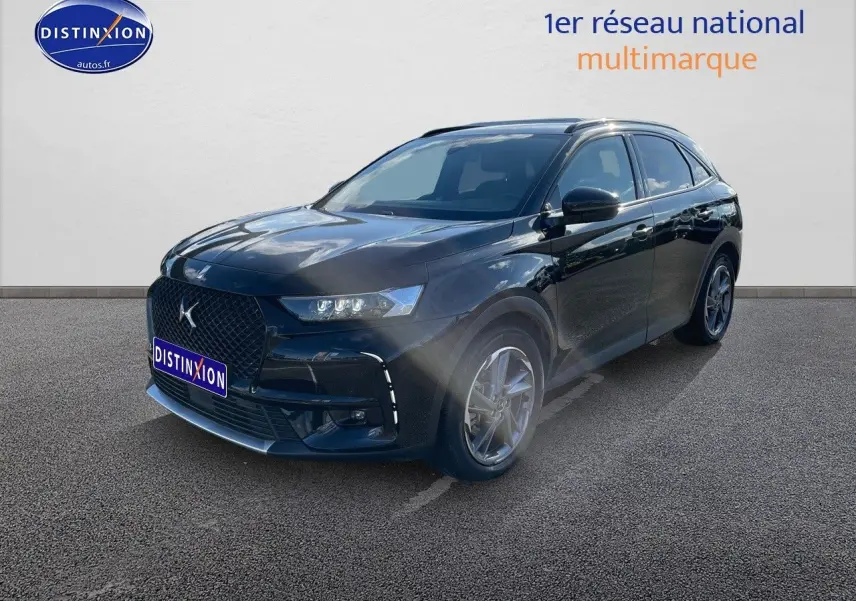 DS7 Crossback E-TENSE noir perle métal en 3/4 avant droit, mettant en valeur sa calandre distinctive et ses jantes alliage.