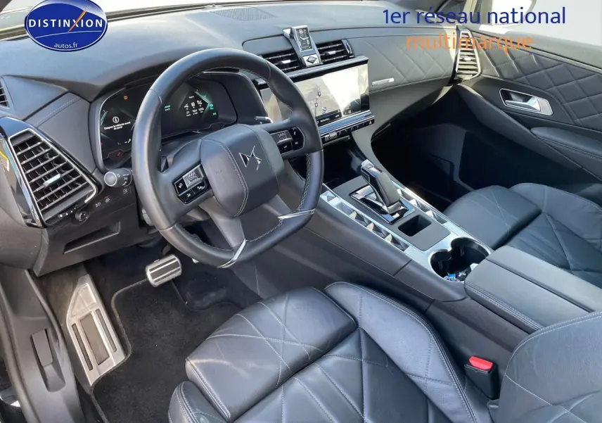 Intérieur du DS7 Crossback E-TENSE 2021 en cuir noir, vue côté conducteur avec tableau de bord et console centrale moderne.