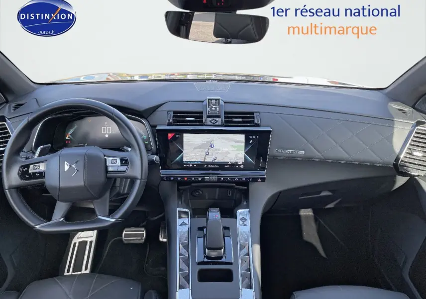Intérieur du DS7 Crossback E-TENSE 2021, tableau de bord et console centrale en cuir noir avec écran tactile et volant multifonction.