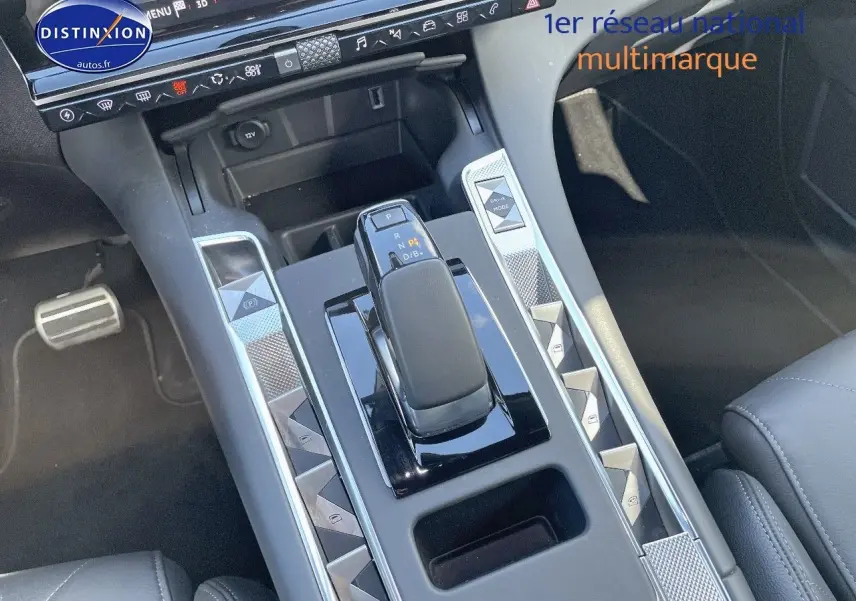Vue rapprochée de la console centrale du DS7 Crossback E-TENSE 2021, avec levier de vitesse et finitions noires et chromées.