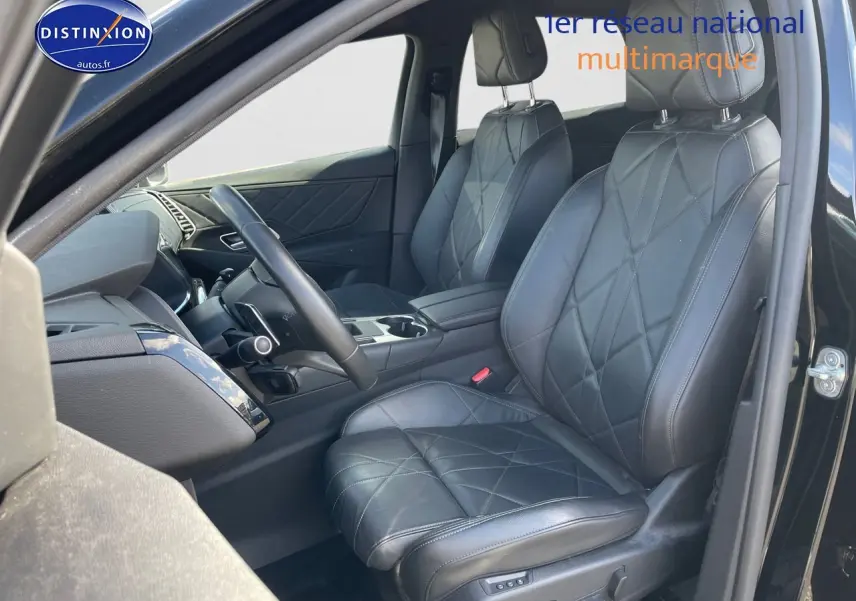 Intérieur côté conducteur du DS7 Crossback E-TENSE 2021 avec sièges cuir noir matelassé et tableau de bord moderne.