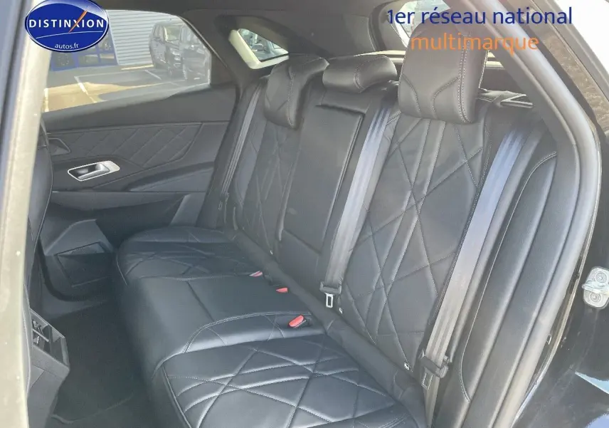 Vue intérieure sur les sièges arrière en cuir noir matelassé du DS7 Crossback E-TENSE 2021, porte ouverte côté droit.