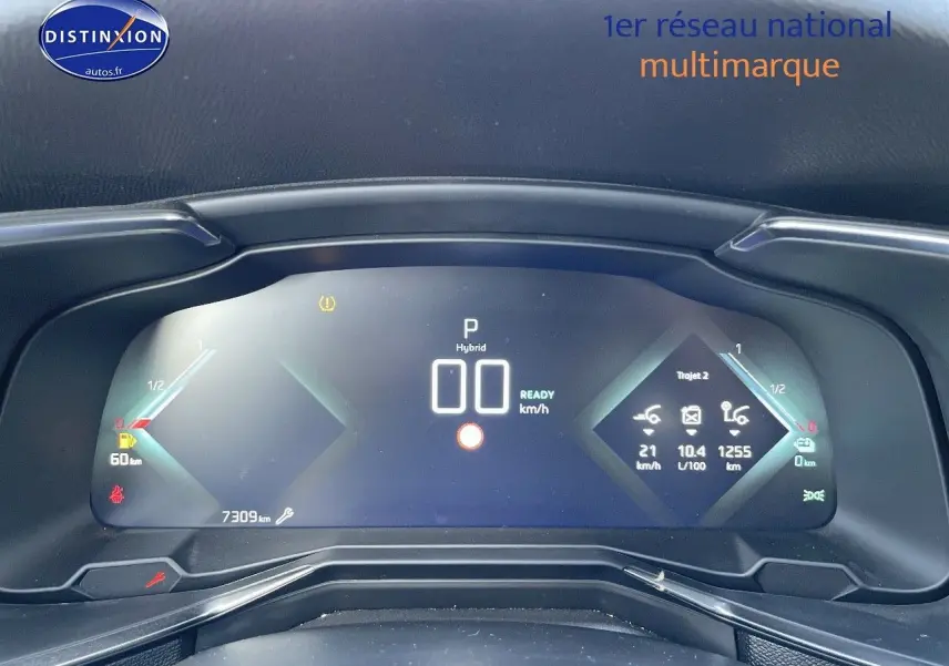 Tableau de bord numérique du DS7 Crossback noir perle, affichant la vitesse à 0 km/h en mode hybride.