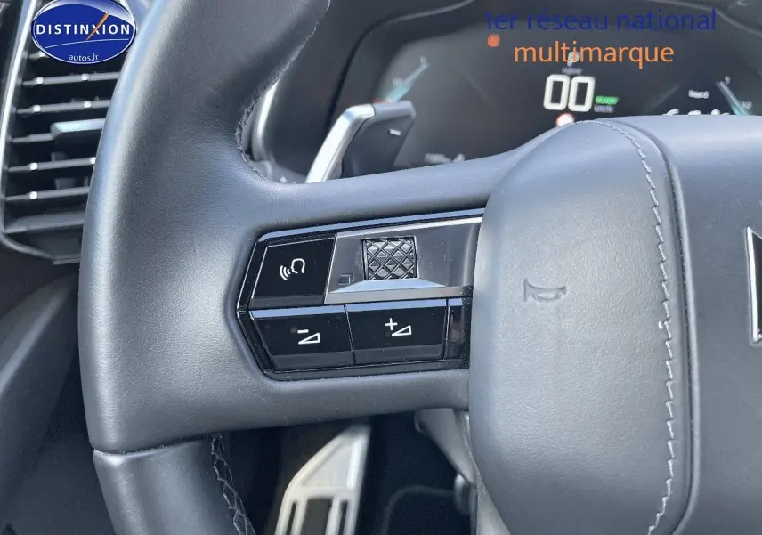 Gros plan sur la commande gauche du volant cuir noir du DS7 Crossback E-TENSE 2021, avec touches de volume et micro intégré.