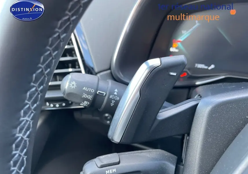 Gros plan sur le volant et les commandes au volant du DS7 Crossback noir perle métal, mettant en valeur les commandes de régulateur et éclairage.