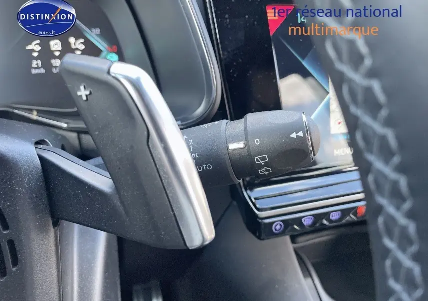 Gros plan sur la palette de changement de vitesses côté droit du volant du DS7 Crossback noir perle métal.