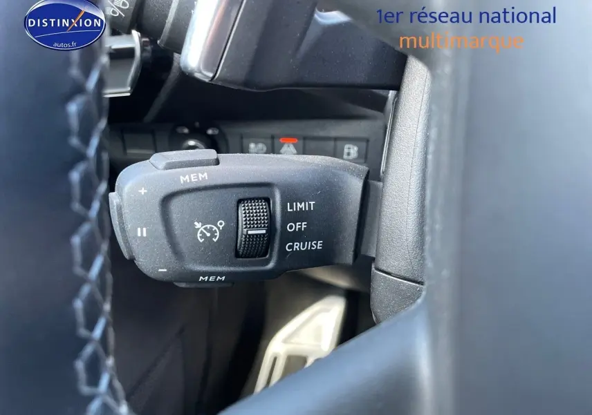 Gros plan sur la commande de régulateur de vitesse au volant d'un DS7 Crossback noir perle métal de 2021.