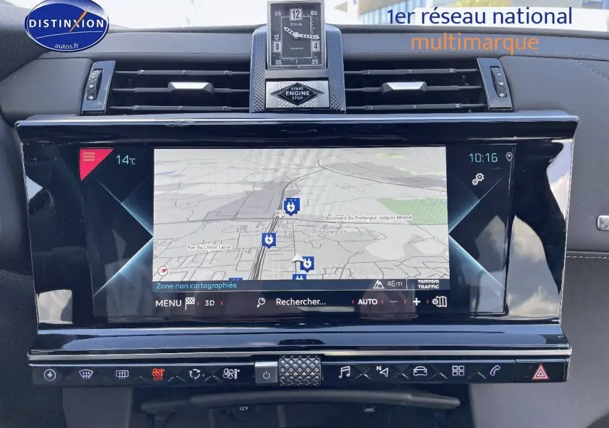 Tableau de bord du DS7 Crossback E-TENSE 2021 avec écran tactile de navigation et horloge centrale élégante.