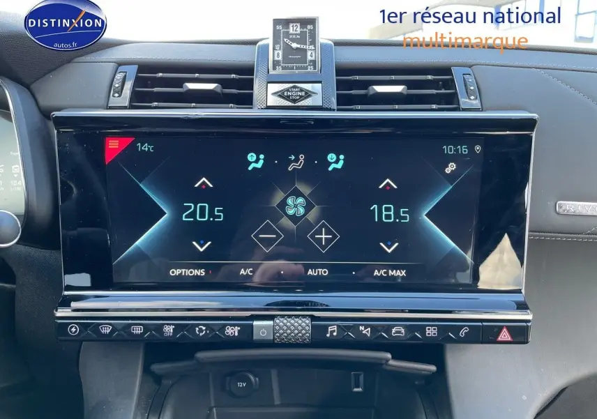 Tableau de bord du DS7 Crossback E-TENSE 2021 avec écran tactile central affichant la climatisation et horloge analogique.