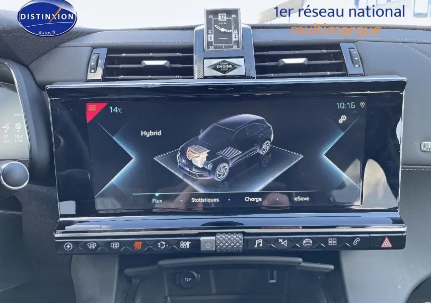 Écran central tactile du DS7 Crossback E-TENSE 2021 montrant l'interface hybride, avec horloge digitale au-dessus.