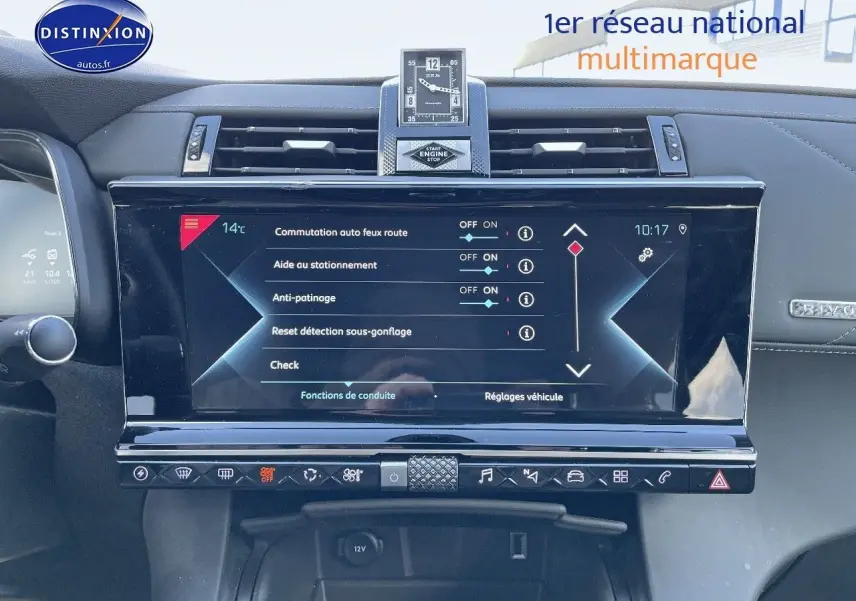Tableau de bord du DS7 Crossback E-TENSE 2021 avec grand écran tactile et horloge centrale, finition cuir noir.
