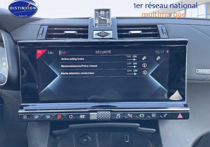 Vue rapprochée de l'écran tactile central du DS7 Crossback noir perle métal affichant les réglages de sécurité.