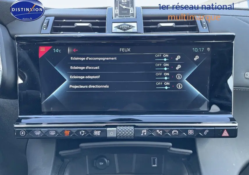 Vue rapprochée de l'écran tactile central et des commandes du tableau de bord du DS7 Crossback noir perle métal.