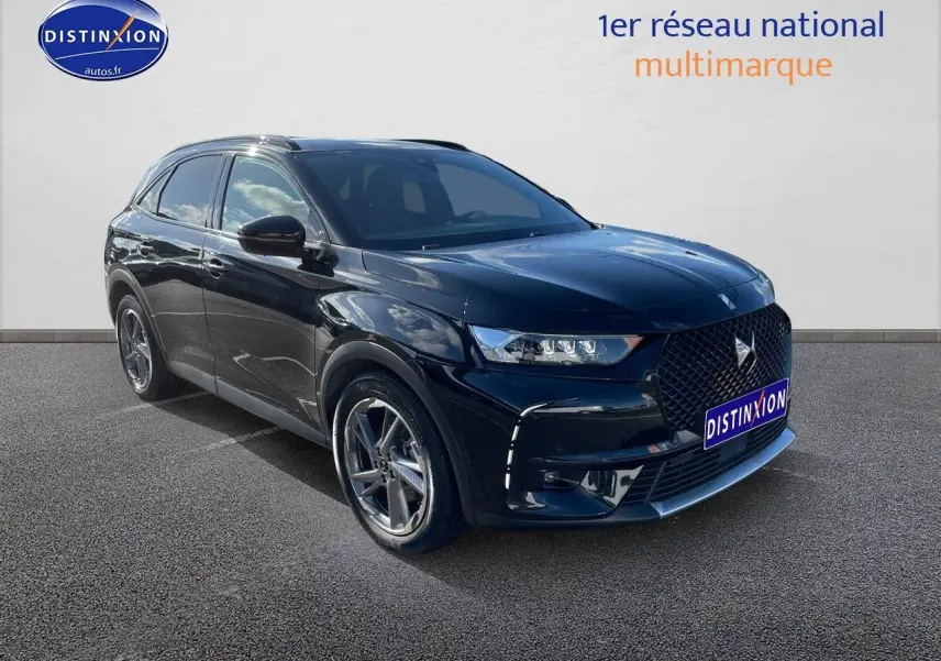 DS7 Crossback E-TENSE noir perle métal en 3/4 avant droit, mettant en valeur sa calandre distinctive et ses jantes alliage.